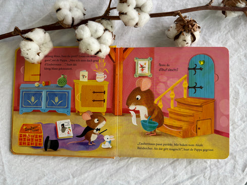 Neit Pappbillerbuch mat Klappen: D'Maus baakt Bréidercher